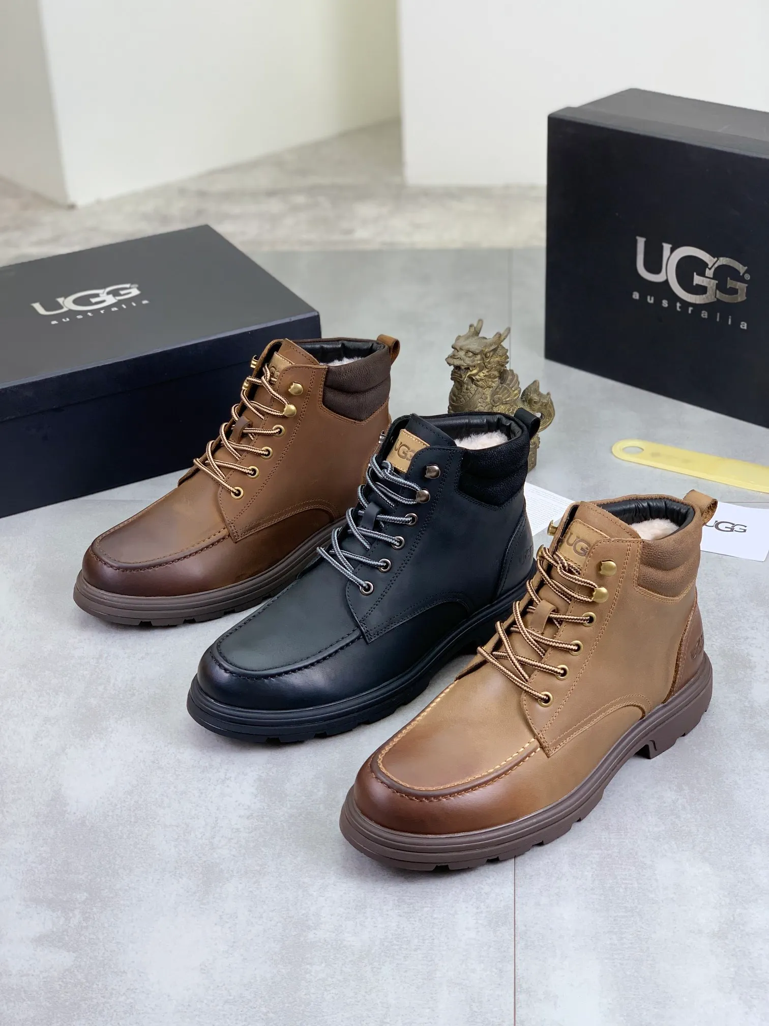 Factory price P640 💶[UGG] (full wool lining) Top-end high-quality fur integrated warm snow boots from Australia's warm luxury men's shoes brand, UGG-5877 official website synchronized, made of imported cowhide, carefully sewn...Imported rubber outsole (comfortable, soft, wear-resistant) The quality is really great...Exquisite workmanship, you can't put it down at first sight, code number: 39-44 Color: 3️⃣colors available